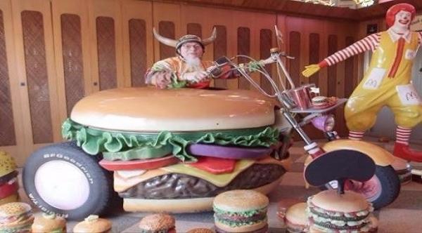 أمريكي يجمع 3500 مجسماً من الهامبرغر في منزله