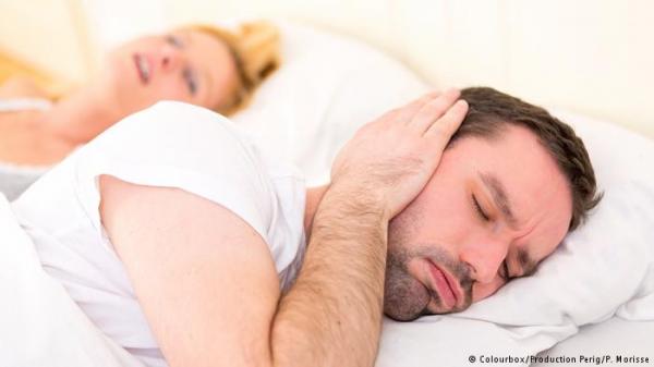 الرجال أم النساء.. من يتفوق أكثر في إطلاق أصوات الشخير؟