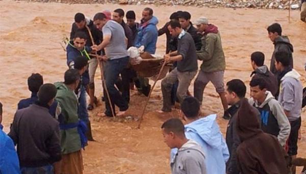 موظفو دار البريهي يساعدون ضحايا فاجعة الفيضانات