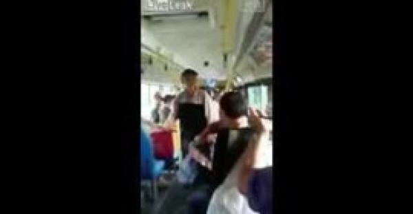 بالفيديو.. عجوز يلقن شابا علقة ساخنة