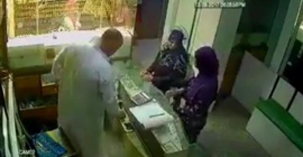 عصابة سيدات يسرقن محل ذهب أمام الزبائن (فيديو)