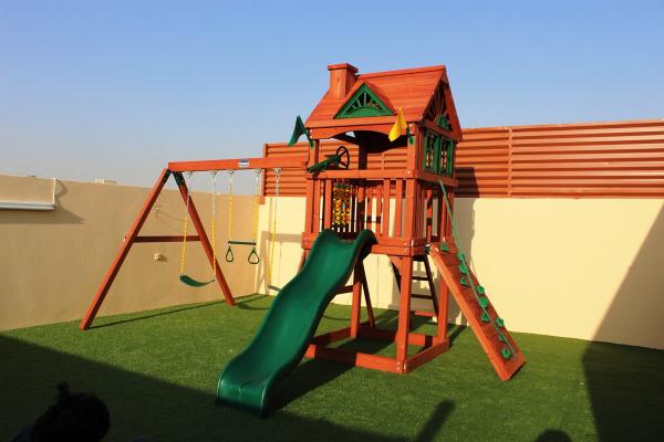 مؤلم... ألعاب الأطفال بمحطة استراحة تتسبب في بتر أصبع طفل عمره سنتين