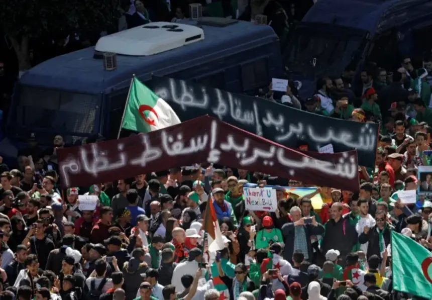 خوفا من احتجاجات إسقاط النظام.. تعليمات من تبون لولاة الولايات الجزائرية بمنع إقامة صلاة الجمعة