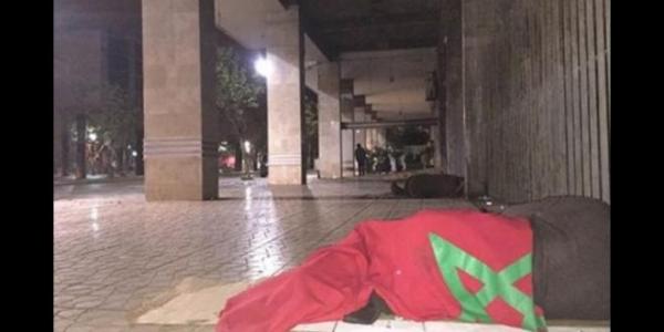 صورة متشرد يلتحف العلم المغربي احتماء من البرد تُشعل الفايسبوك