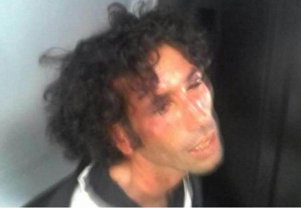 بالفيديو: لحظة توجه شخص بحوزته سكينين نحو منبر مسجد حسان