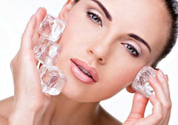 ضعي مكعبات الثلج على وجهك... ولاحظي الفرق