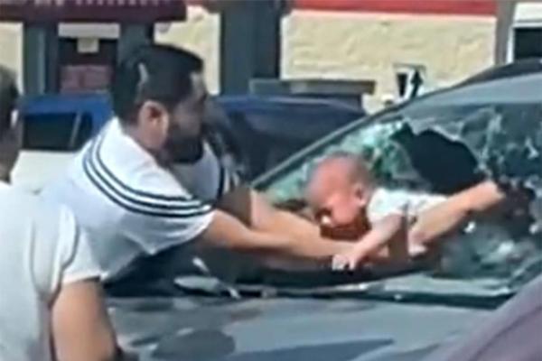 أب يكسر زجاج سيارته لانقاذ طفله بعدما نسي مفاتيحه داخلها.(فيديو)