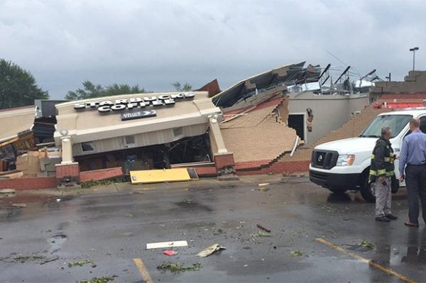 بالفيديو: لحظة تدمير إعصار عنيف لمقهى ستاربوكس