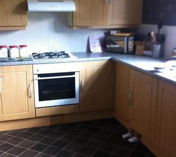 بالصور: أغرب المناطق التي اختبأ فيها الأطفال خلال لعبة "الغميضة"