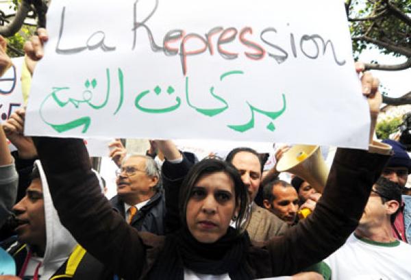 جزائريون غاضبون من بوتفليقة يطاردون وكلاء حملته الانتخابية