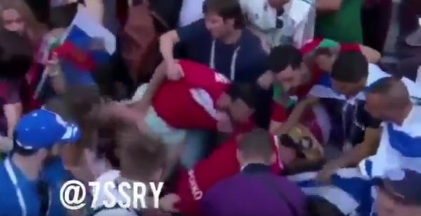 جماهير المغرب في المدرجات ترفض رفع العلم الاسرائيلي و تطرد صاحبه بالقوة