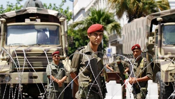 تونس : قنابل غاز لتفريق مناصري النهضة ومعارضيها أمام البرلمان