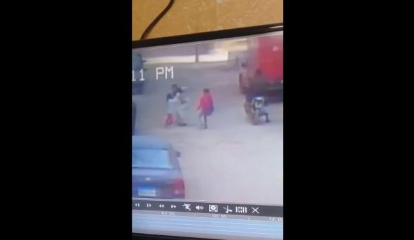 مصر.. فتاة تهرب من خاطفها في اللحظات الأخيرة والكاميرات ترصد الواقعة