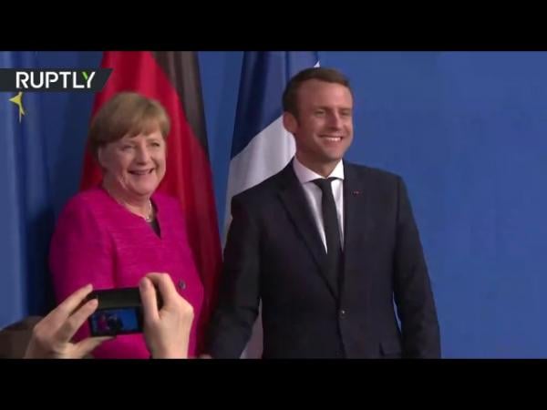 موقف محرج جدا لميركل خلال استقبالها ماكرون