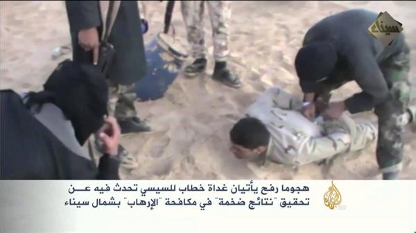 خطير ..الجيش المصري يعدم مدنيين بعد تصويرهم مع اسلحة للادعاء انهم ارهابيون