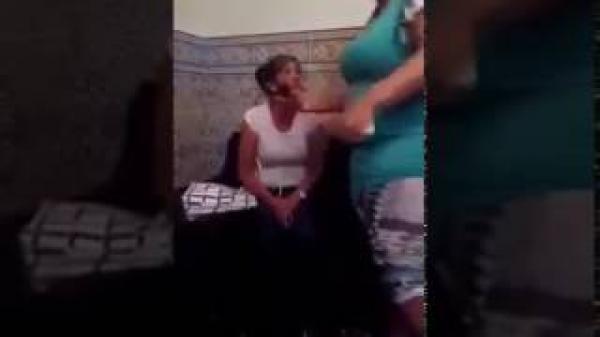 جزائرية تفاجئ بابنة عمها تخونها مع زوجها في بيتها .. شاهد ماذا فعلت !