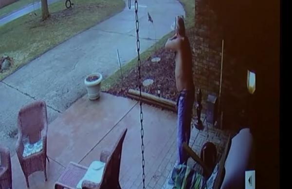 بالفيديو.. رجل يطلق النار على فتى يبحث عن مدرسته