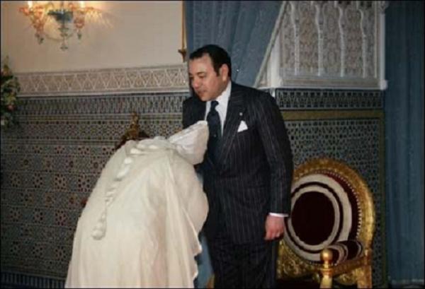 "السعداني" يكتب:لماذا يُقَبِّل المغاربة يَدَ مَلِكِهم..الطَّـاعَة والمَناعة