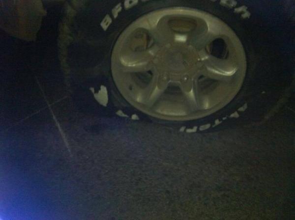 السائق يقول إن الحاجز لم يكن قانونيا وتخوف على أسرته فاضطر للفرار قبل أن تطلق النيران عليه