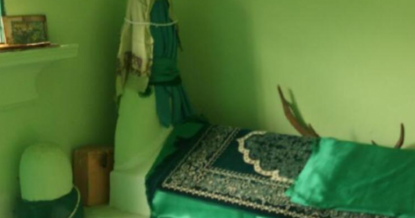 بعد 100 عام من الزيارات والتبرك...سكان مدينة يتلقون صدمة عندما حاولوا نقل رفات وليهم الصالح