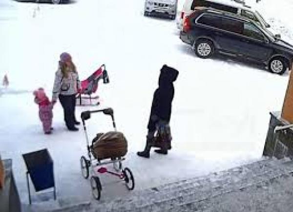 طفلة تنقذ والدتها من كوم ثلج مثقل كاد يسحلها!