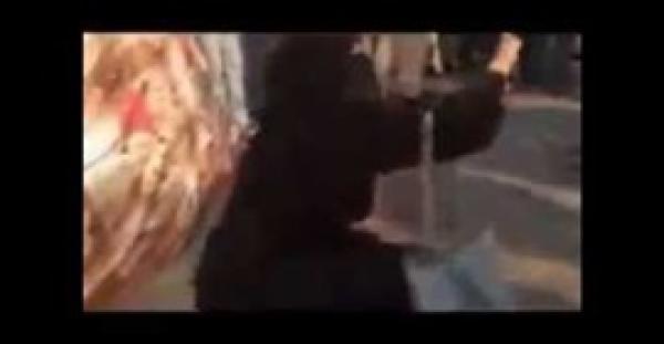 بالفيديو.. بائع يصفع منتقبة ويسقطها أرضًا