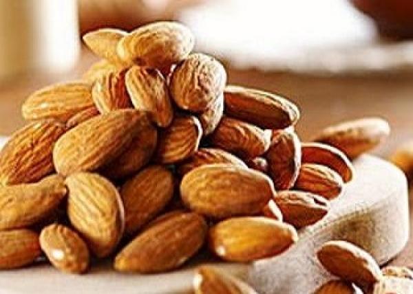 دراسة: تناول 30 حبة لوز يقلل من شعورك بالجوع ولا يزيد وزنك