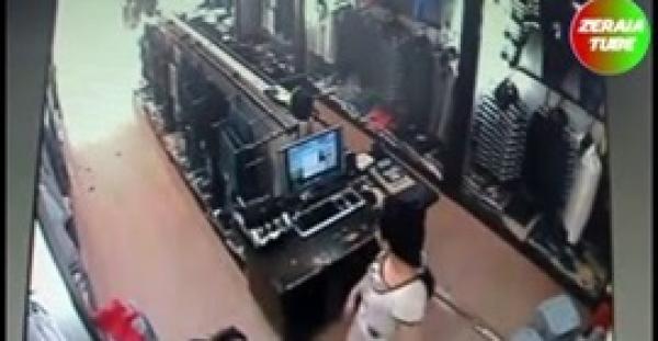 بالفيديو.. فتاة تسرق أموال صندوق محل وتخفيهم أسفل ملابسها