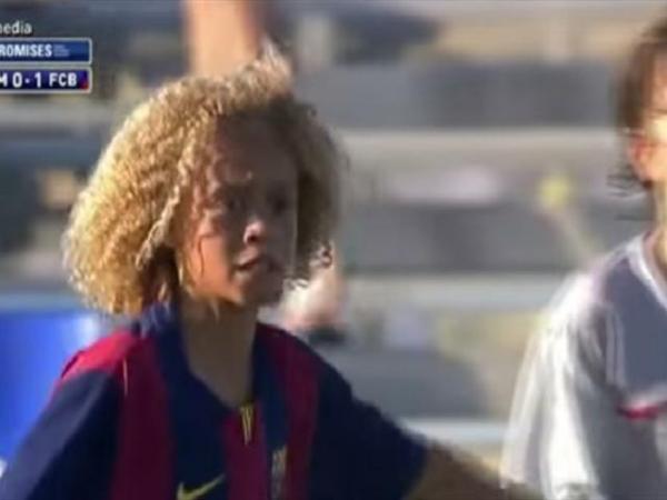 ملامح رونالدينيو وتسريحة بويول واسم تشافي في طفل يكتب مستقبل برشلونة (فيديو)