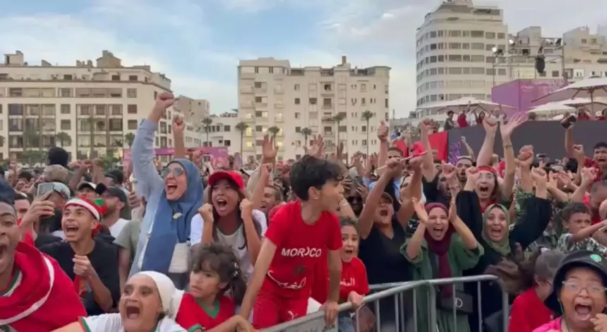 فرحة لا توصف.. جماهير الدار البيضاء تحتفل بجنون بعد ثلاثية الأسود في شباك كندا بفان زون الراشيدي