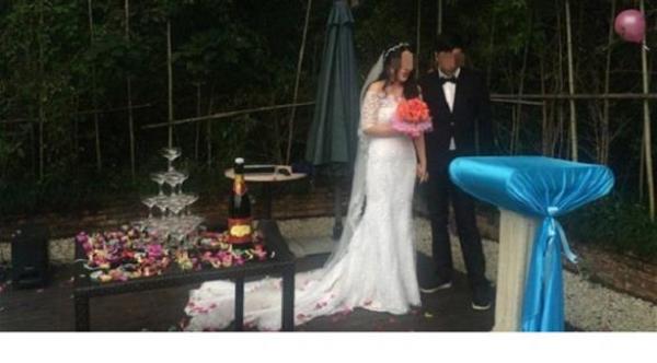 يحتفلان بطلاقهما بحفل زفاف