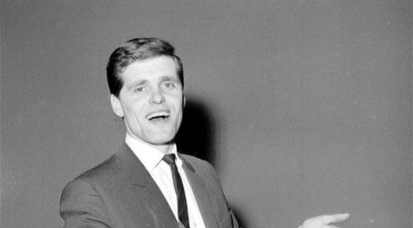  المرشح البريطاني المتوفي "روني كارول" 