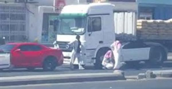 بالفيديو..سعوديان اعتديا على سائق باكستاني قبل أن يتلقيا علقة من طرف أصدقائه