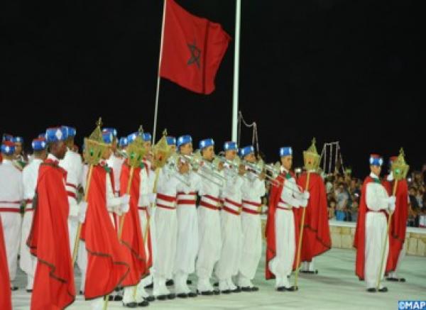 عيد العرش: الطواف بالمشاعل للحرس الملكي ينير كورنيش المضيق أمام أنظار آلاف المتابعين