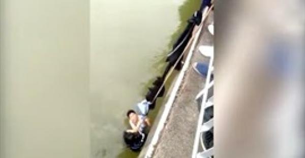 بالفيديو.. سائح ينقذ فتاة من الغرق باستخدام حبل صنعه من ملابسه