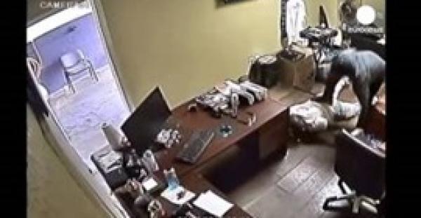 بالفيديو.. اللصان الأسوأ حظًا في العالم