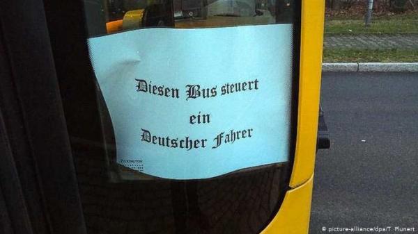 سائق حافلة يستفز الركاب بإعلان عنصري بألمانيا