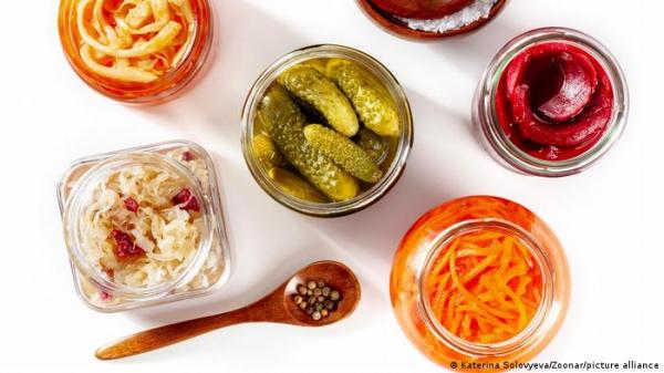 مخلّلات في الملح أو الخل.. أي طريقة تحضير مفيدة للصحة؟