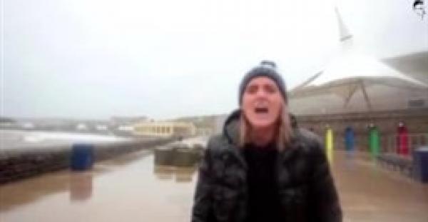 بالفيديو.. سمكة تخرج من موجة وتضرب فتاة في وجهها