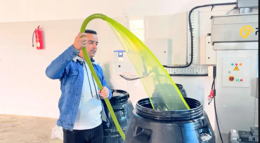 فلاح يكشف الحقيقة للمغاربة: زيت الزيتون وصل 55 درهم والشناقة خصهم الحبس