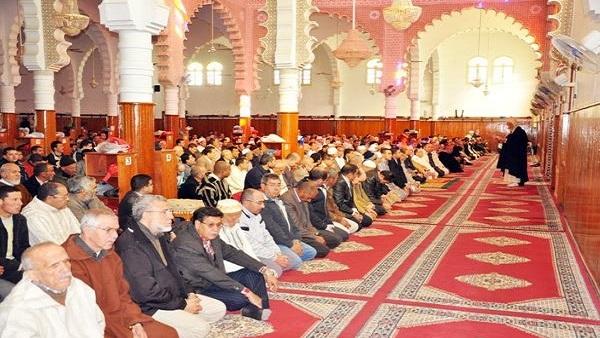 عند اقامة الصلاة نهانا الرسول صلى الله عليه و سلم عن فعل اشياء وهى؟