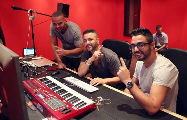 بالفيديو : أحمد شوقي يقدم ل "بيين سبورت" أغنيتها الرسمية  لمونديال البرازيل و بكلمات مغربية