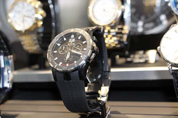 انتبهوا...شبكة نصب محترفة توقع بعشرات الفتيات بطريقة ذكية وتسلبهن الملايين وبـ"القانون"