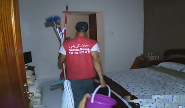 شاب يكسر حاجز المجتمع.. ويشتغل كعامل للنظافة في بيوت آسفي