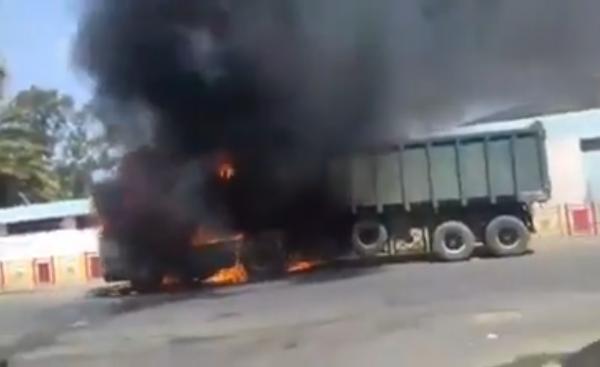 حريق مهول ينشب في شاحنة كبيرة بمدينة سيدي بنور