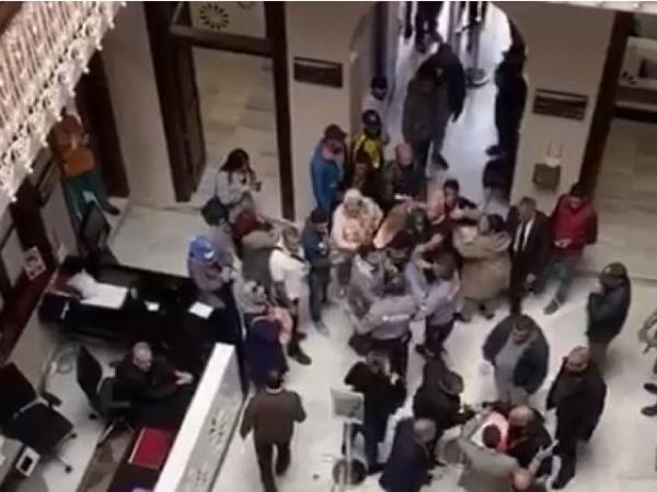 القنصل المغربي يعيد المهاجرين العالقين بالجزيرة للخضراء إلى إيطاليا..منح 2000 أورو لسائقي الحافلات و50 لكل راكب (فيديو)