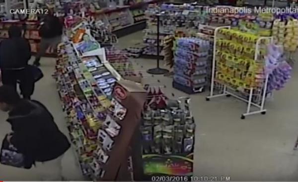 بالفيديو: امرأة تشي بابنها للشرطة إثر سرقته لمتجر