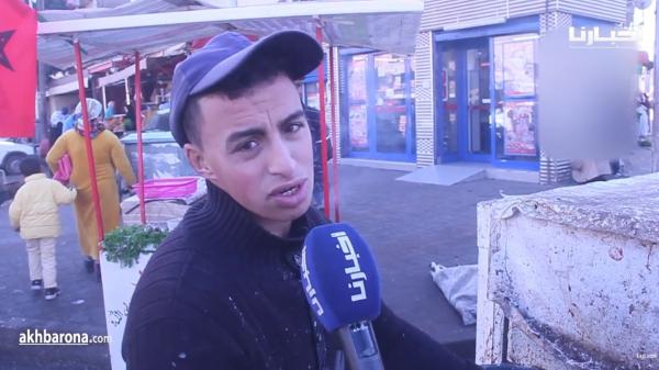 المعنى الحقيقي للرجال: بالرغم من رجله المبتورة.. شاب يعمل من أجل كسب قوته اليومي