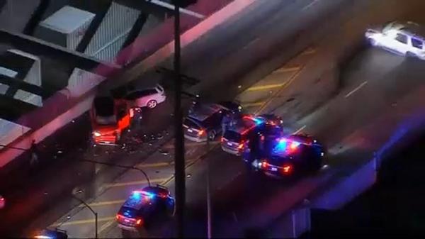 شاهد: مطاردة (هوليوودية) بين الشرطة وسائق سيارة تنتهي بحادث درامي …