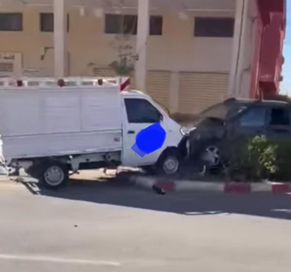 شاب يدهس سيارة والده بشكل متكرر ببني ملال والأمن يدخل على الخط ويروي التفاصيل !